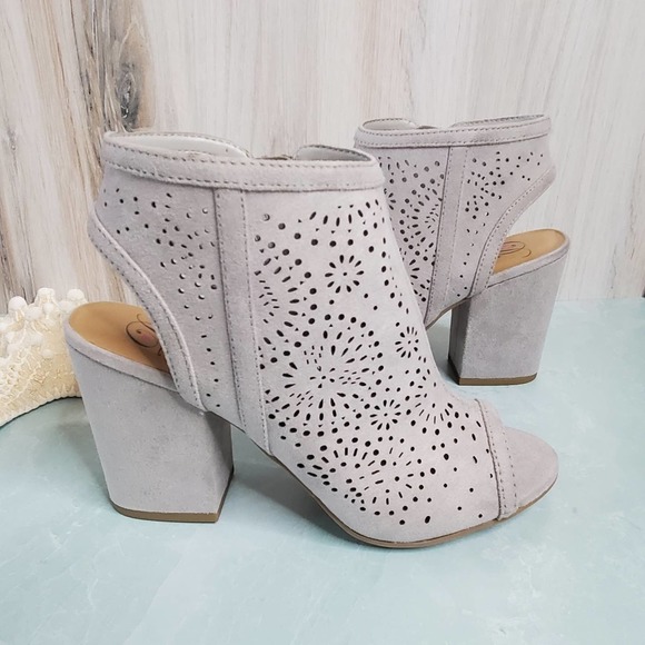 NEW Grey Vegan Suede Peep Toe Chunky Heels - Picture 2 of 10